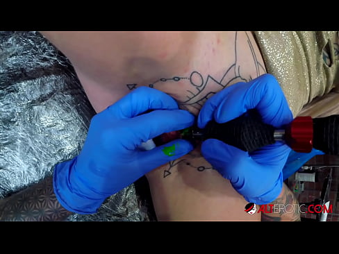 ❤️ Sully Savage, o bunăciune extrem de tatuată, și-a făcut un tatuaj pe clitorisul ei ❤❌ at us ️❤